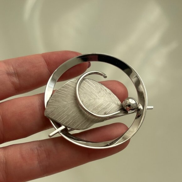 Bond Boyd Sterling Signed Circular Elegant Sterling Silver Leaf Design Brooch - Picture 2 of 7